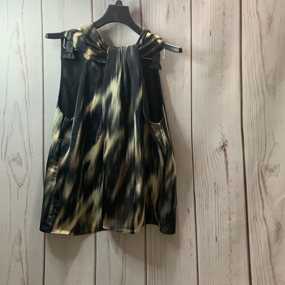 H&M polyester sleeveless blouse with polyester lining.
